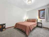 Sunset Burrow Retreat in Roscommon, MI - whole house, 3 bed, 2.5 bath! Hotels in Gerrish Township
