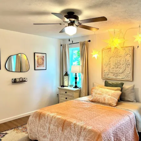 Serene bungalow: Modern Comfort near the Hospital, Power Plants and Campus