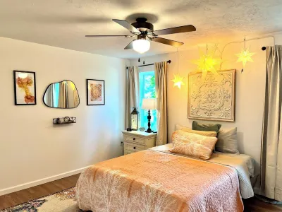 Serene bungalow: Modern Comfort near the Hospital, Power Plants and Campus