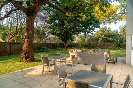 Grosvenor House Отели рядом с достопримечательностью «Нешнел Галлери оф Зимбабве»