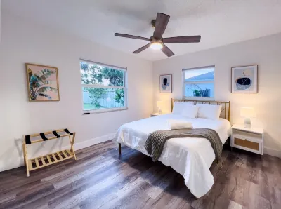 Coastal Gem: Pool, Hot Tub, King Bed, & More Hotels near Health Awareness