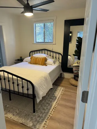 Charming fully remodeled 2-bedroom house with WiFi in Evanston