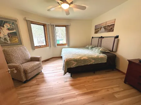 New Waterfront Listing- Castle Rock Lake, Hot Tub, Sand Beach, Central Wisconsin Отели в г. Джермантаун