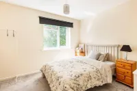 2 Bed House - Sleeps 8 - Wifi - Parking Hotels in Bletchley and Fenny Stratford