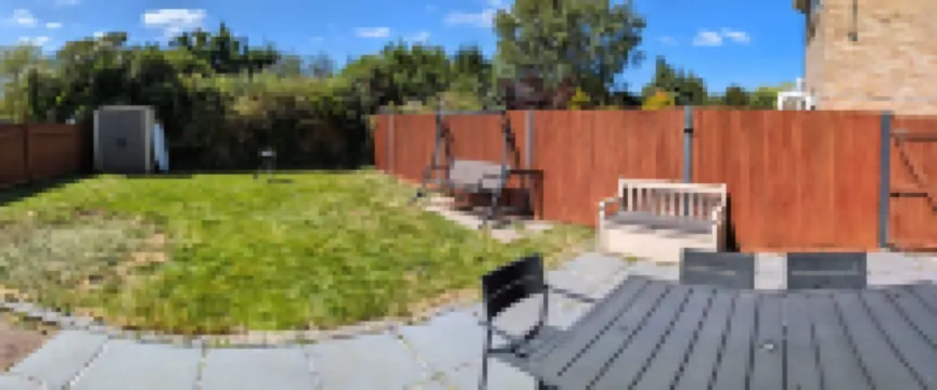 Elegant 5 Bed Home with Garden & Parking - Slough