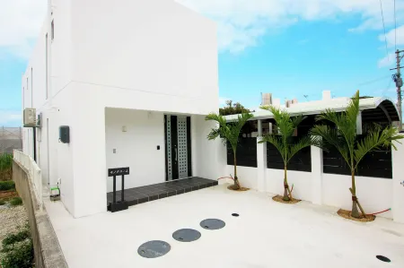 Monochrome Отели рядом с достопримечательностью «Senaha Beach»