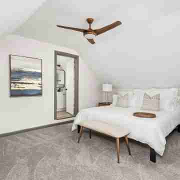 Sunny Blue: 4 BR, 2 En-suites, Hip Fountain Square Rooms