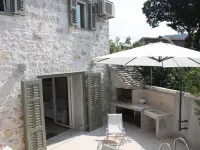 authentic Dalmatian stone house Hotele w: Splitska