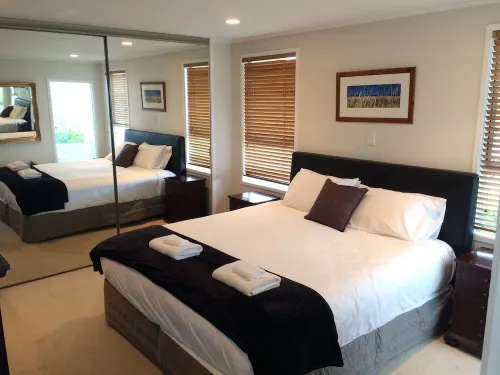 Gorgeous beach house on Oneroa Bay