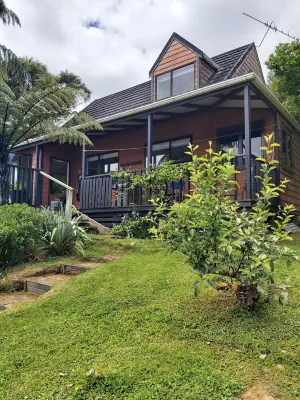 Endeavour Inlet Paradise- Expansive sea views in sunny, private  setting Отели в г. 