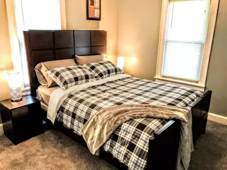 Trendy Two bedroom home centrally located near UE