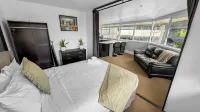 Whitaker Wish | Spacious, City Apt with Sea View Hotell i Grafton