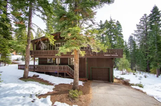 Charming, renovated Carnelian Bay Cabin