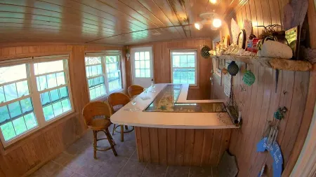 Nice Wooden House, a few steps from the beach - sleeps 6 - Strategic location