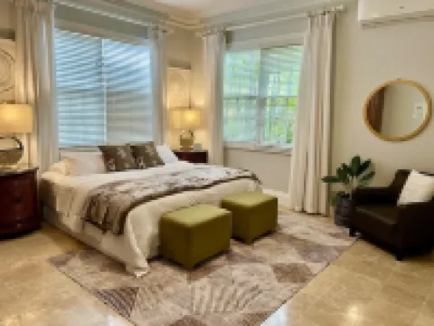 A luxurious beachfront villa with private beach on a calm lagoon. Montego Bay JA فنادق في 