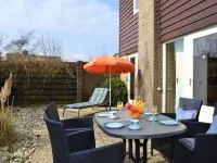Detached house of 95m2, exclusive on the edge of the park, garden 700m2. Hotels in De Cocksdorp