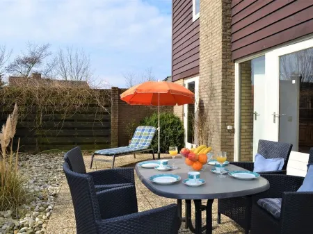 Detached house of 95m2, exclusive on the edge of the park, garden 700m2. Отели рядом с достопримечательностью «Lighthouse Texel»