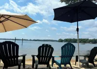 Waterfront Cabin: beach, hot tub, kayaks & panoramic lake views