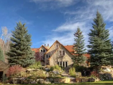 LUXURY, SECLUDED LODGE SKI AND SWIM