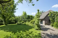 Giethoorn Lodge, luxury thatched cottage. Electric sloop for rent Hotels in 