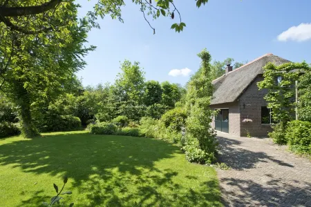 Giethoorn Lodge, luxury thatched cottage. Electric sloop for rent Отели рядом с достопримечательностью «Гитхорн»