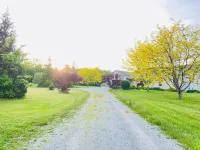 40 Acre Vacation Rental Cottage with Swimming Pool in Niagara