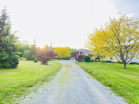 40 Acre Vacation Rental Cottage with Swimming Pool in Niagara Отели в г. Порт Колборн