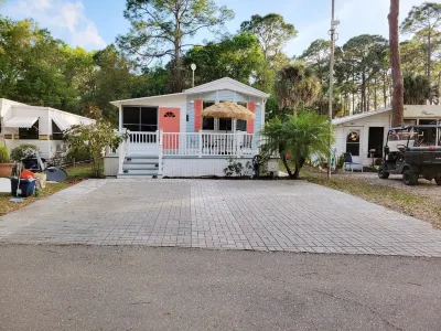 Mojito Bay Hideway-Cute Park model home in beautiful Ramblers Rest resort. Caspersen Beach附近的飯店