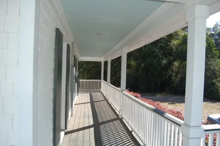 Captain's Cabin Historic Darien Ga Отели рядом с достопримечательностью «Дариен Ривер Уотерфронт Парк & Докс»