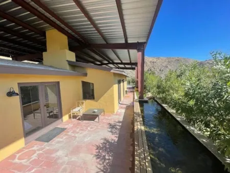 The House on the Cliff - Pet Friendly Incredible Views of Joshua Tree Отели рядом с достопримечательностью «Crazy Horse Ranch»