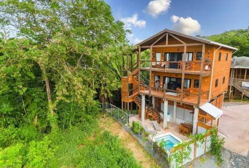 Sea Views, Pool, 5min walk to beach!