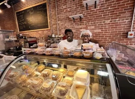 The Cozy Cottage at Cocoa Village-Private Oasis