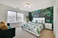 Stunning Poconos Villa - Hot Tub, Pool, Game Room, Firepit, BBQ & more. Hotels in 