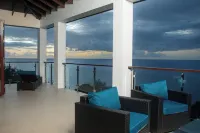 Dream Caribbean Sea Views in Marigot, Saint LuciaA wine lovers paradise Hotels in Soucis