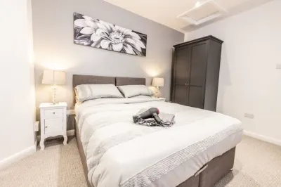 Stunning Two Bedroom with Two en-suites, Free Parking, Pet Friendly