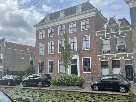 Canal house ground floor in historic center Gouda Отели рядом с достопримечательностью «Гауда»