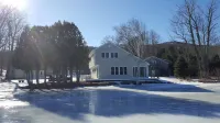 Beautiful Camden Home,pondside with mountain views Отели рядом с достопримечательностью «Кэмден Амфитеатр»