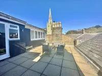 Roof Terrace Two Bedroom Apartment - Walk to Beach
