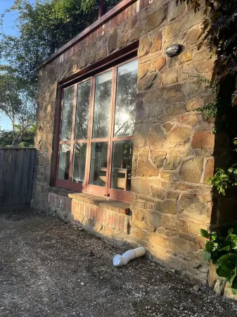 Family friendly apartment walking distance to Castlemaine’s restaurants. Отели рядом с достопримечательностью «Буда Хисторик Хоум & Гарден»