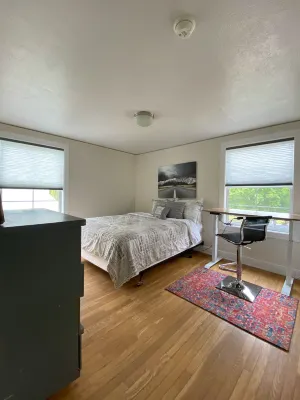 Large House 2 Blocks from Downtown Baker, large yard, and garage 4BED/2 BTH Hotels in der Nähe von Chinese Cemetery