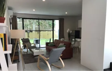 รูปภาพของBeautiful modern house across the road from beach