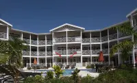 Elegant Poolside Apartment, Large Covered Terrace- Walk to Beach, West Coast Hotele w: 