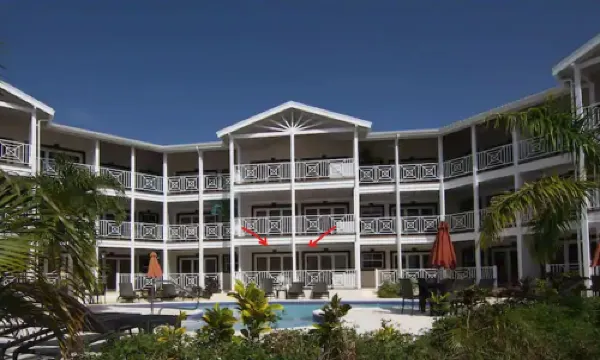Elegant Poolside Apartment, Large Covered Terrace- Walk to Beach, West Coast