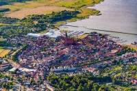 Sunny holiday home with a cozy sleeping loft, idyllically located in the garden.