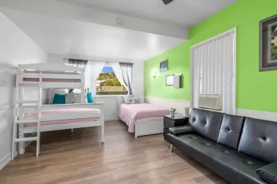 Entertainment paradise with TWO houses and a pool in Central San Diego Hotels in Mid-City