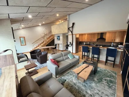 The Gallery /Spa House in picturesque Oceanside community