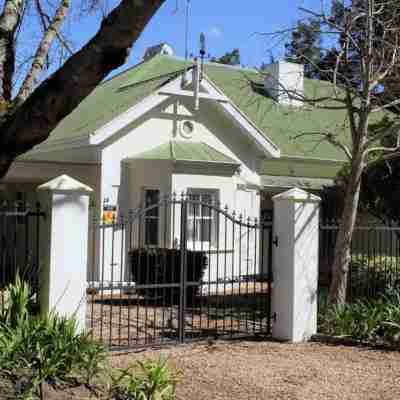 Quaint family home close to Tram terminal Hotel Exterior