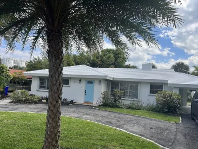 3 blocks from Lauderdale-by-the-Sea. Great home for families.