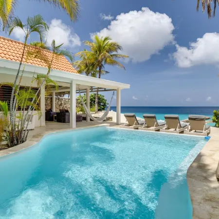 Oceanfront with private beach - 4 bedrooms, 4 bathrooms
