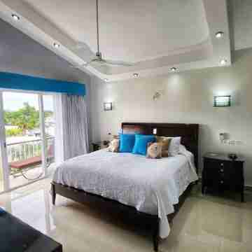 Luxury 3 bedroom Penthouse 1 block from the water Rooms
